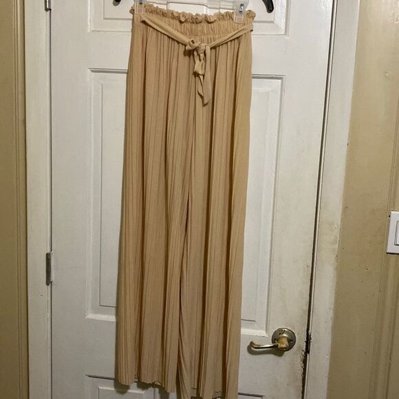 Pants - New Cream pleated pants